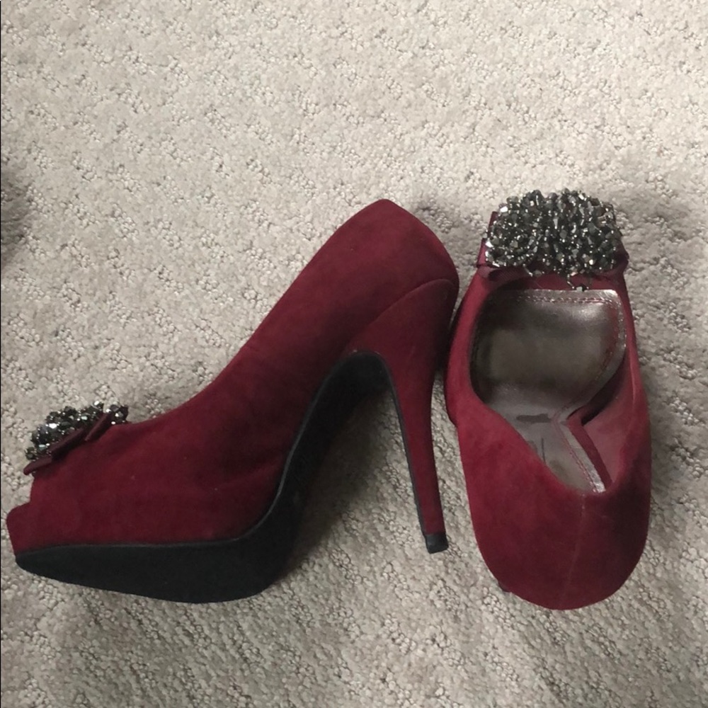 BRAND NEW NEVER WORN—4” Peep Toe Pumps
